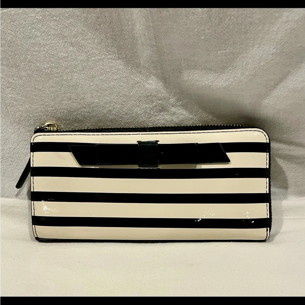 Cute Kate Spade EUC Wallet Zip Around Patent Leather Black and White Striped - Picture 3 of 8